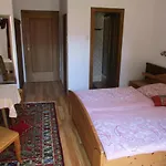לינה וארוחת בוקר Gaestehaus Leo