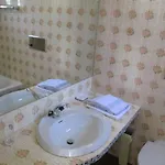 לינה וארוחת בוקר Gaestehaus Leo