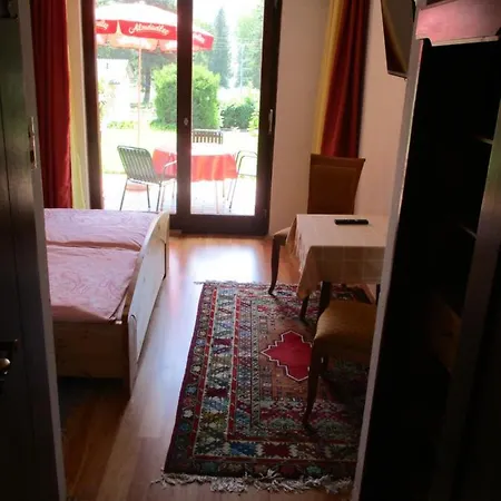 לינה וארוחת בוקר Gaestehaus Leo בודנסדורף