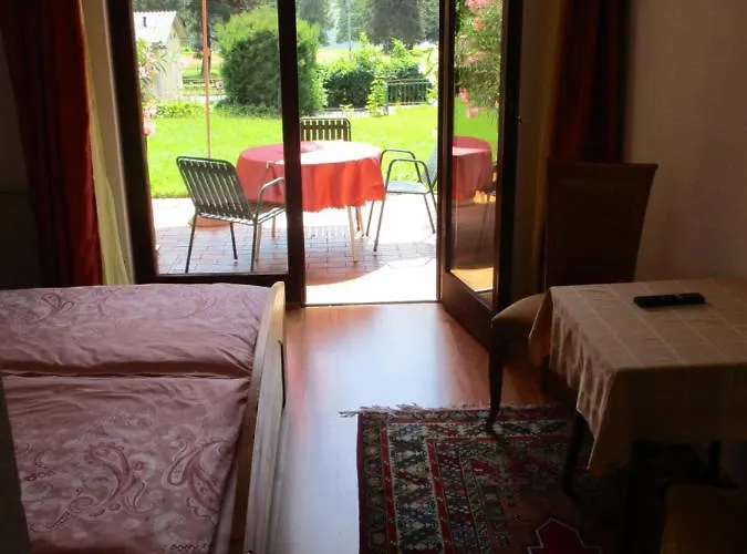 Gaestehaus Leo Bed & Breakfast