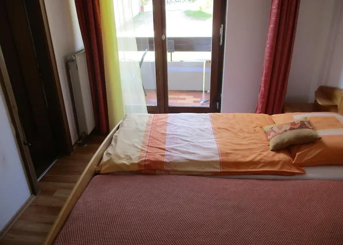 Gaestehaus Leo Bed & Breakfast 3*